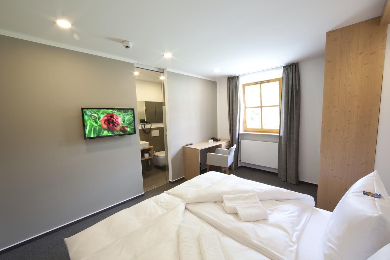 "Beim Butz" Hotel Worth an der Donau Bilik gambar